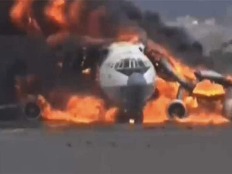 طائرة نقل تابعة للحوثيين تلتهمها النيران في مطار صنعاء بعد قصف جوي سعودي