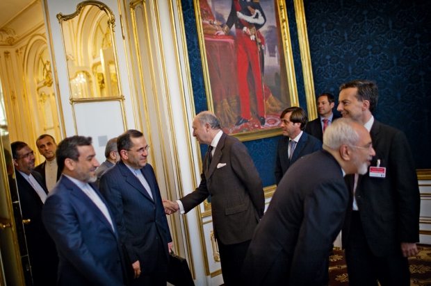 ‎لوران فابيوس يستقبل الوفد الإيراني في قصر كوبورغ في فيينا، يوم السبت في ٢٧ يونيو، قبل بدء المفاوضات