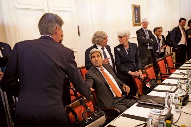 ‎وزير الخارجية الأميركية جون كيري اثناء مفاوضات فيينا، في يوم ٢٨ يونيو‫.‬ وقد رفض لوران فابيوس تناول العشاء معه بعد انكشاف عمليات التنصّت التي قامت بها ‫"‬وكالة الأمن القومي‫"‬ الأميركية على المسؤولين الفرنسيين‫.‬