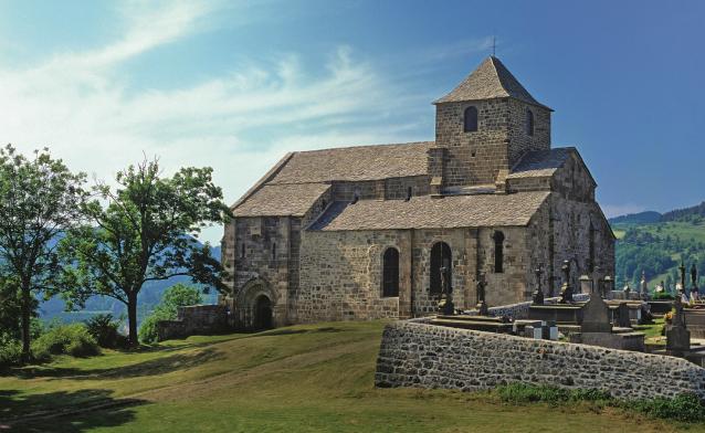 L'église de Saint-Pierre de Bredons, dans le Cantal. Photo © Bernard Jaubert
