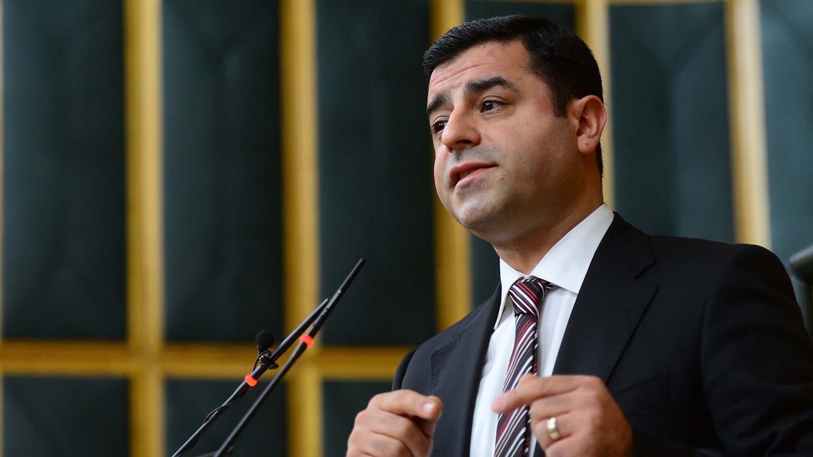 صلاح الدين دميرتاس، الزعيم الكردي الذي تحوّل إلى "رجل دولة"، والذي قد يرفع حزبه إلى مرتبة الحزب الثالث في تركيا