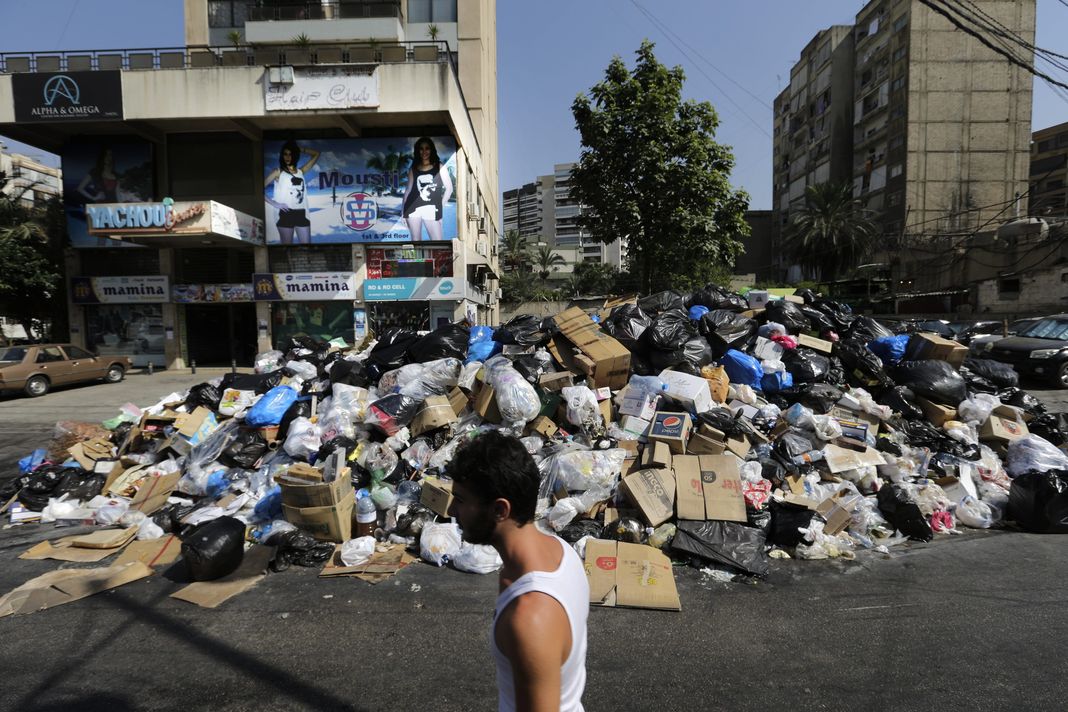 Dans l'est de Beyrouth, lundi 17 août. Hassan Ammar / AP En savoir plus sur http://www.lemonde.fr/proche-orient/article/2015/08/23/a-beyrouth-manifestations-contre-la-crise-des-ordures_4734308_3218.html#WV6YpbXvgVOsTrW0.99