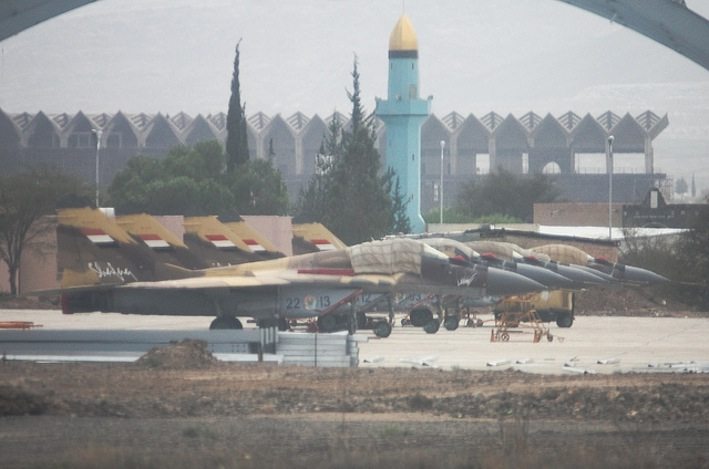 مقاتلات ميغ-٢٨ يمنية جاثمة في مطار صنعاء