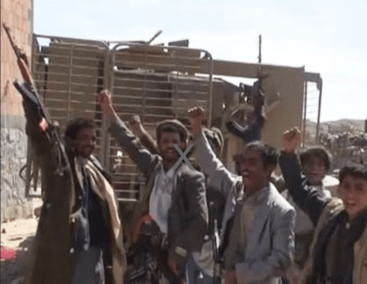 صورة نشرتها وكالة "فارس نيوز" الإيرانية وذكرت أنها لحوثيين يسيطرون على مدرعة ميكراس إماراتية