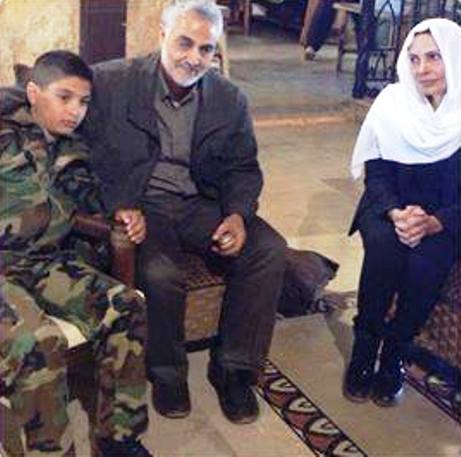 القاتل سليمان الأسد هو إبن قائد "الدفاع الوطني" هلال الأسد، الذي عزّى به قاسم سليماني شخصياً. وفي الصورة زوجة هلال الأسد وإبنه الأصغر الذي لم يصبح قاتلاً بعد!