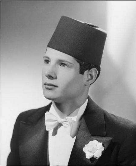 التعليق كما ورد بالفرنسية: Salim Al-Hilali, grand chanteur a voix d or. Enfant de Souq Ahras a l est de l Algerie. Sauve des soldats nazis par Si Qaddour Ben Gabrit Imam de la Grande mosquee de Paris