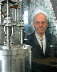 العالم النمساوي زيب(Gernot Zippe) مخترع جهاز الطرد المركزي لتخصيب اليورانيوم