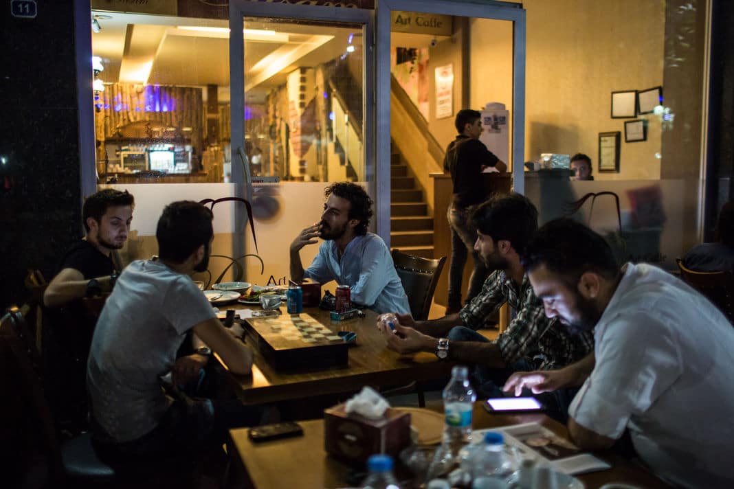Des réfugiés syriens dans un café de Gaziantep, dans le Sud de la Turquie, en septembre 2015. LAURENCE GEAI / SIPA POUR LE MONDE En savoir plus sur http://www.lemonde.fr/proche-orient/article/2015/09/24/nous-avons-perdu-tout-espoir-les-quatre-raisons-de-l-exode-des-refugies-syriens_4769235_3218.html#tLPoElsysRfVtTZm.99