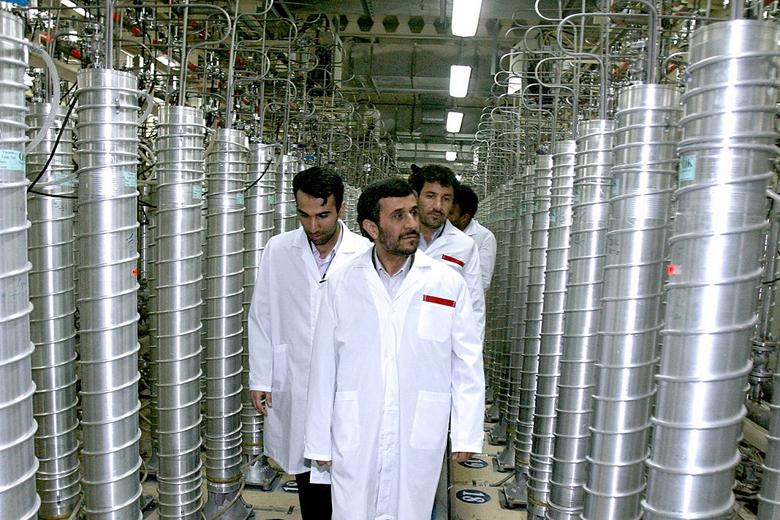 الرئيس السابق أحمدي نجاد في أحد جولاته بين أجهزة الطرد المركزي والتي تم تخفيض عددها بعد المعاهدة من 19 ألف الي 6 ألاف جهاز.