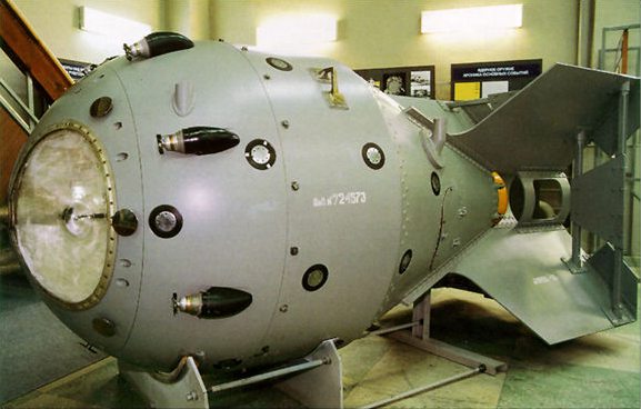وأدناه أول قنبلة ذرية سوفيتية (RDS-1) نسخة مكررة للقنبلة الأمريكية (Fat Man ) في الأعلى 