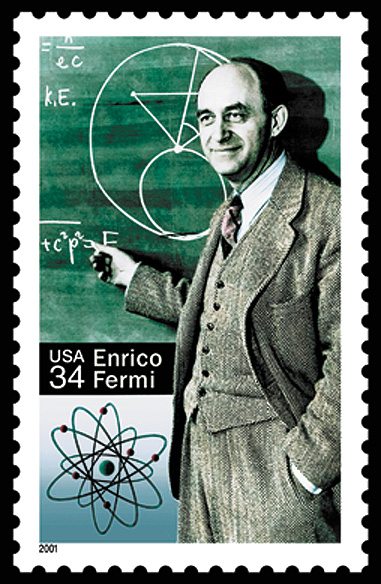 أنريكو فيرمي أحد أبرز العلماء في فيزياء الذرة، إيطالي هرب وزوجتة اليهودية من قمع موسوليني في 1938، وحصل علي الجنسية الأمريكية وهو أول من طبق تجربة الأنشطار النووي. عملياً وصنع أول مفاعل نووي في 1942 في شيكاغو